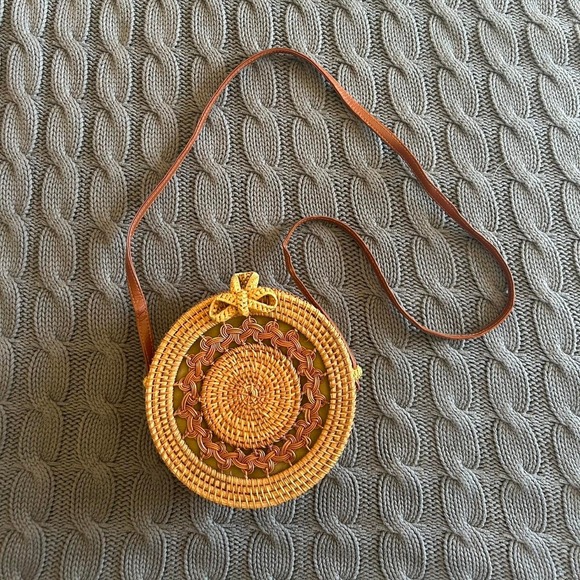 Handbags - Vintage round rattan crossbody bag 🌞🧺